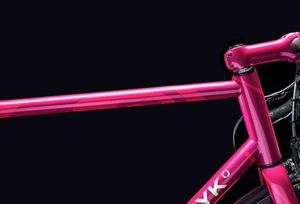 فانديك تكشف عن دراجة بلاست الزهرية